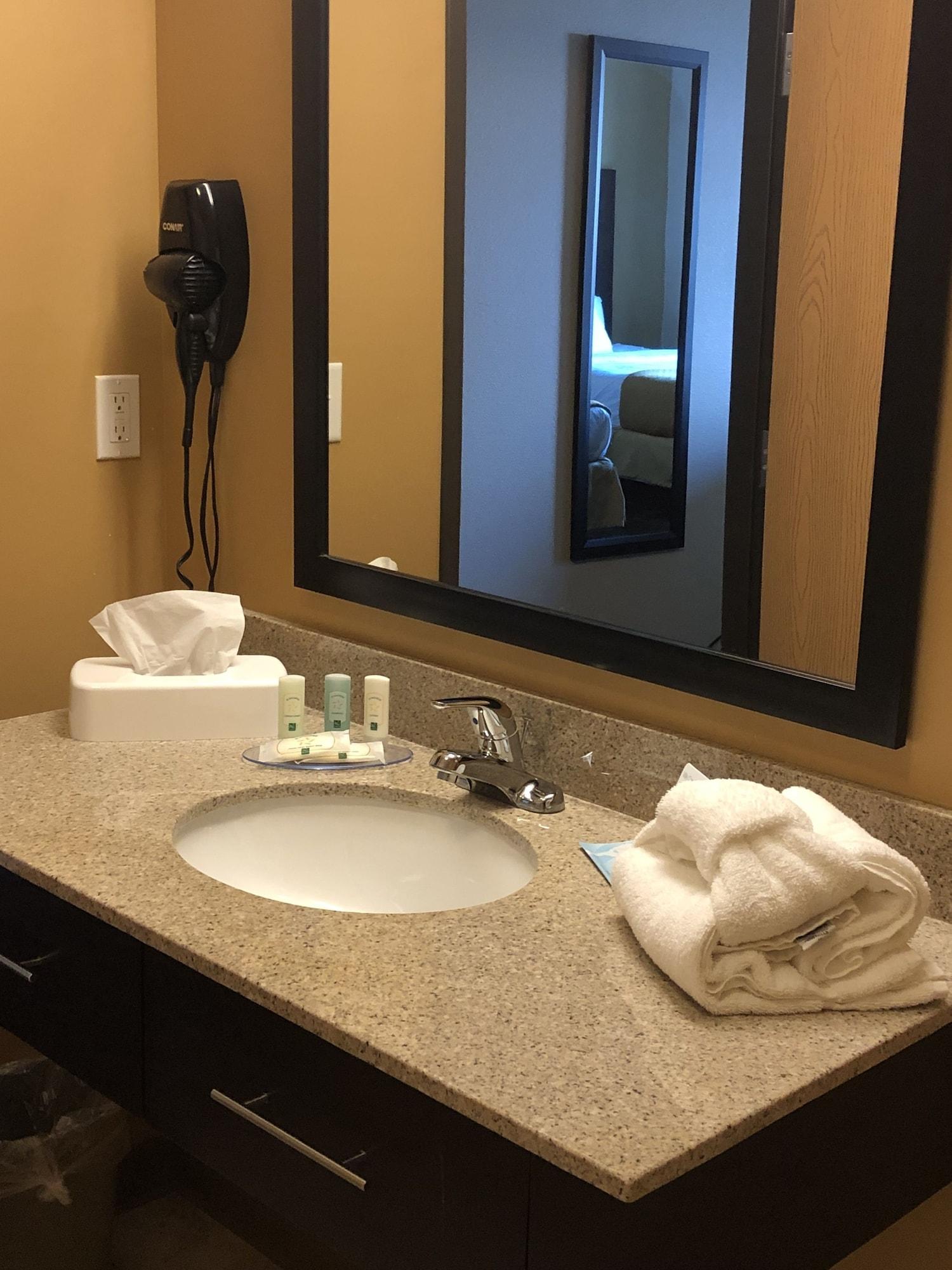 Quality Inn & Suites Minot Ngoại thất bức ảnh