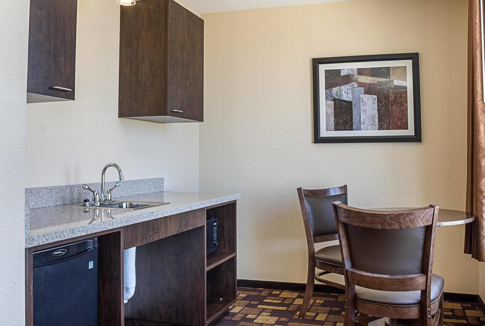Quality Inn & Suites Minot Ngoại thất bức ảnh